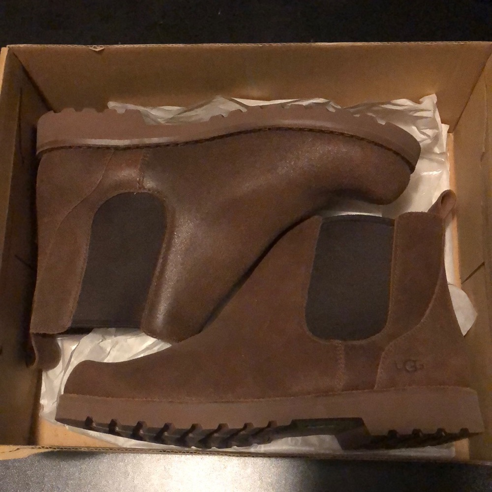 Ugg Youth Callum Boot, Chocolate, Size 5 BRAND NEW!